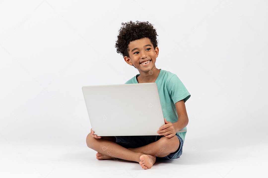 Menino jovem mexendo em seu notebook sobre fundo isolado