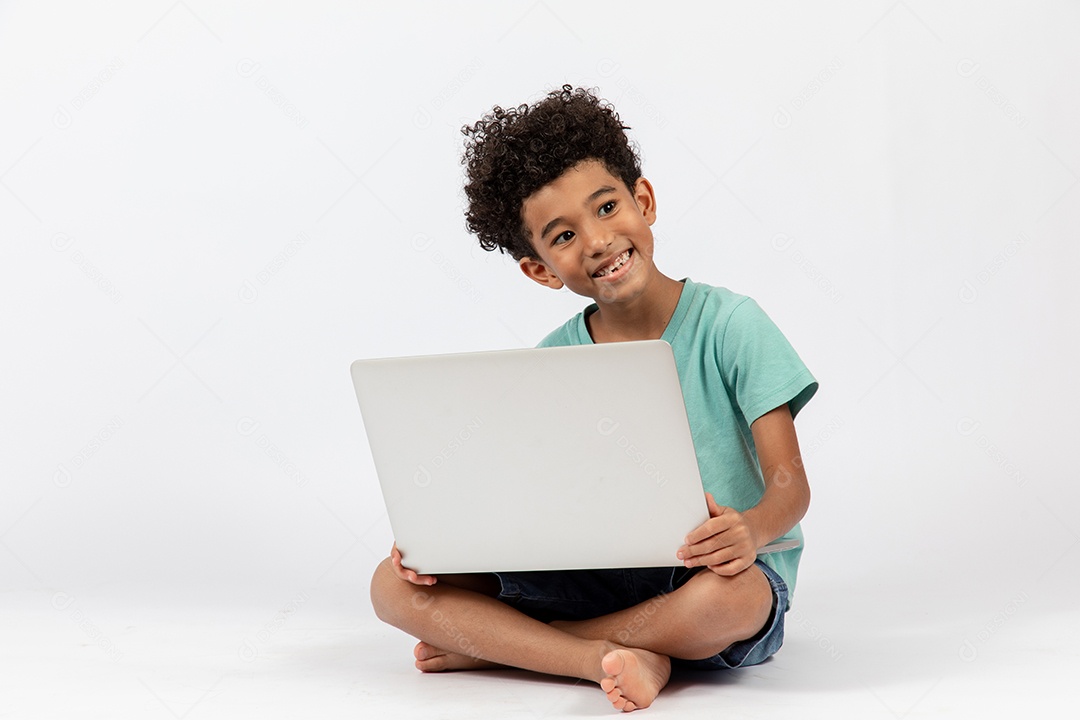 Menino jovem mexendo em seu notebook sobre fundo isolado