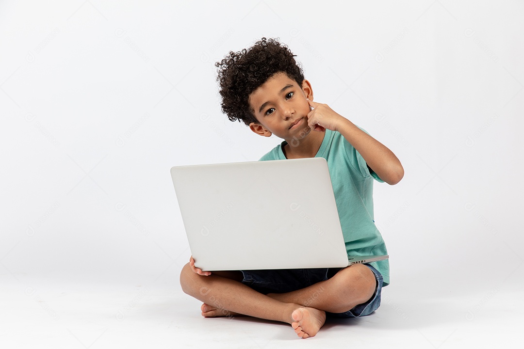 Menino jovem mexendo em seu notebook sobre fundo isolado