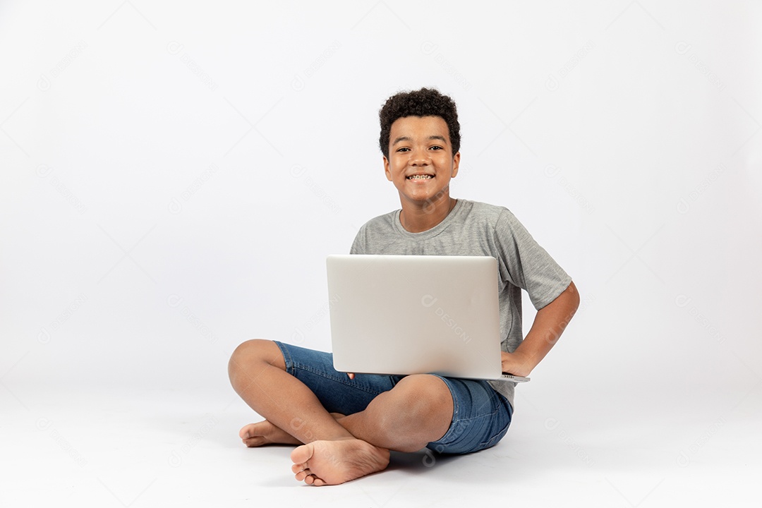 Menino jovem mexendo em seu notebook sobre fundo isolado