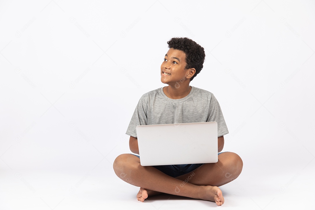 Menino jovem mexendo em seu notebook sobre fundo isolado