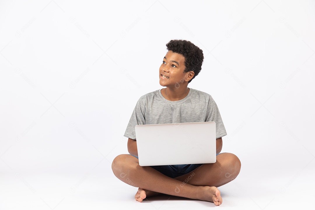 Menino jovem mexendo em seu notebook sobre fundo isolado