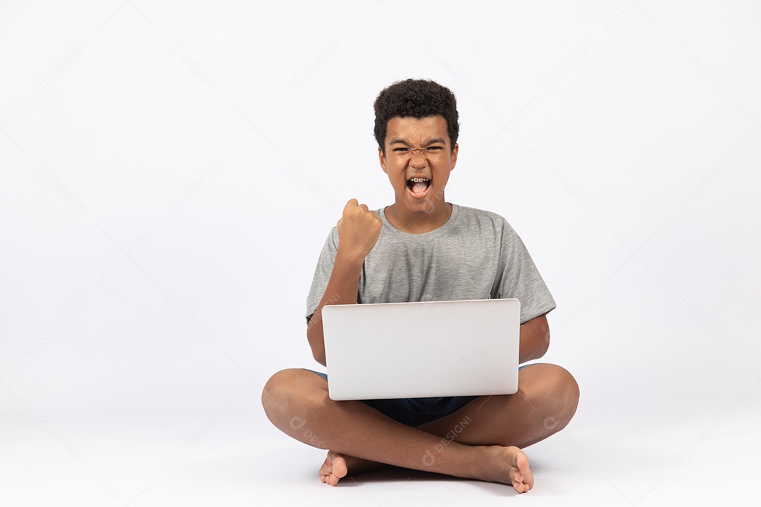 Menino jovem mexendo em seu notebook sobre fundo isolado