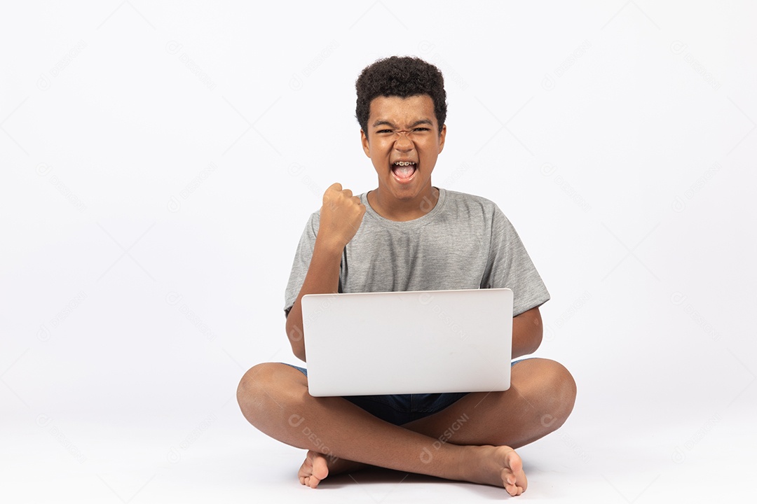 Menino jovem mexendo em seu notebook sobre fundo isolado