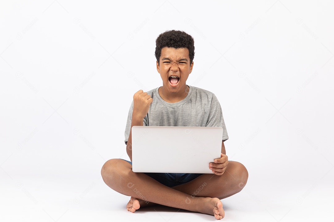 Menino jovem mexendo em seu notebook sobre fundo isolado