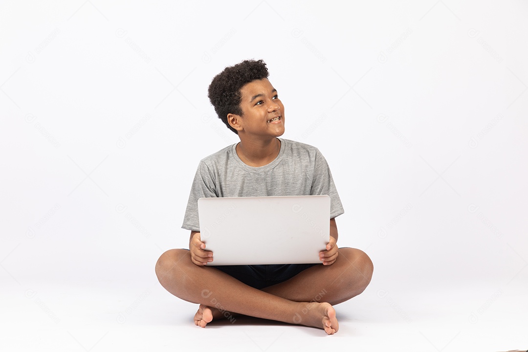 Menino jovem mexendo em seu notebook sobre fundo isolado