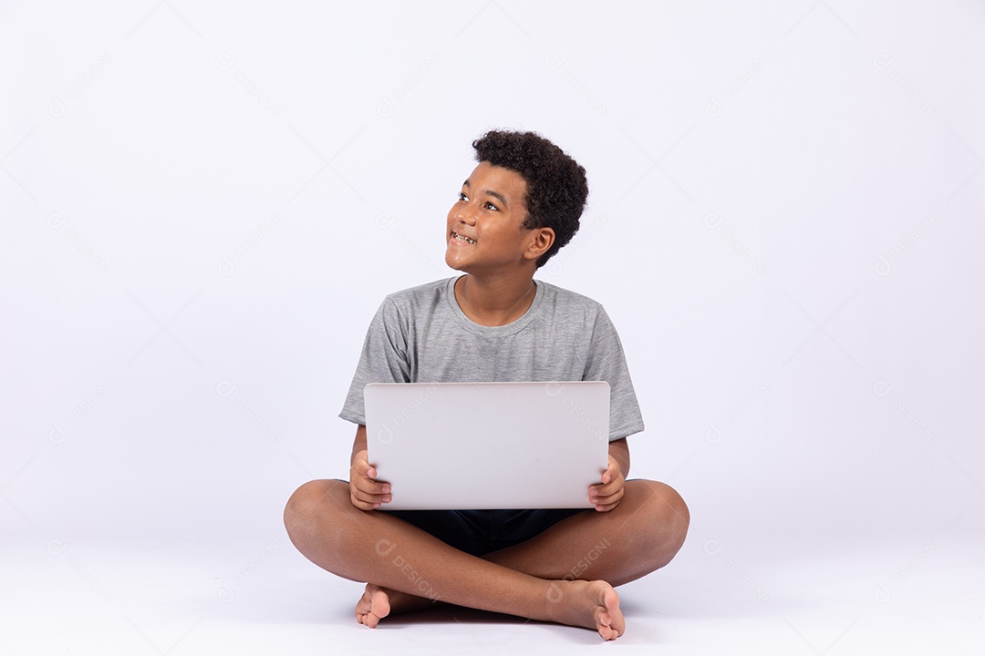 Menino jovem mexendo em seu notebook sobre fundo isolado