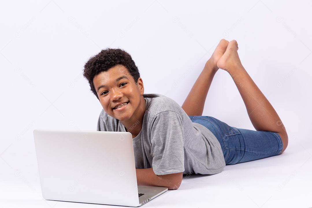 Menino jovem mexendo em seu notebook sobre fundo isolado