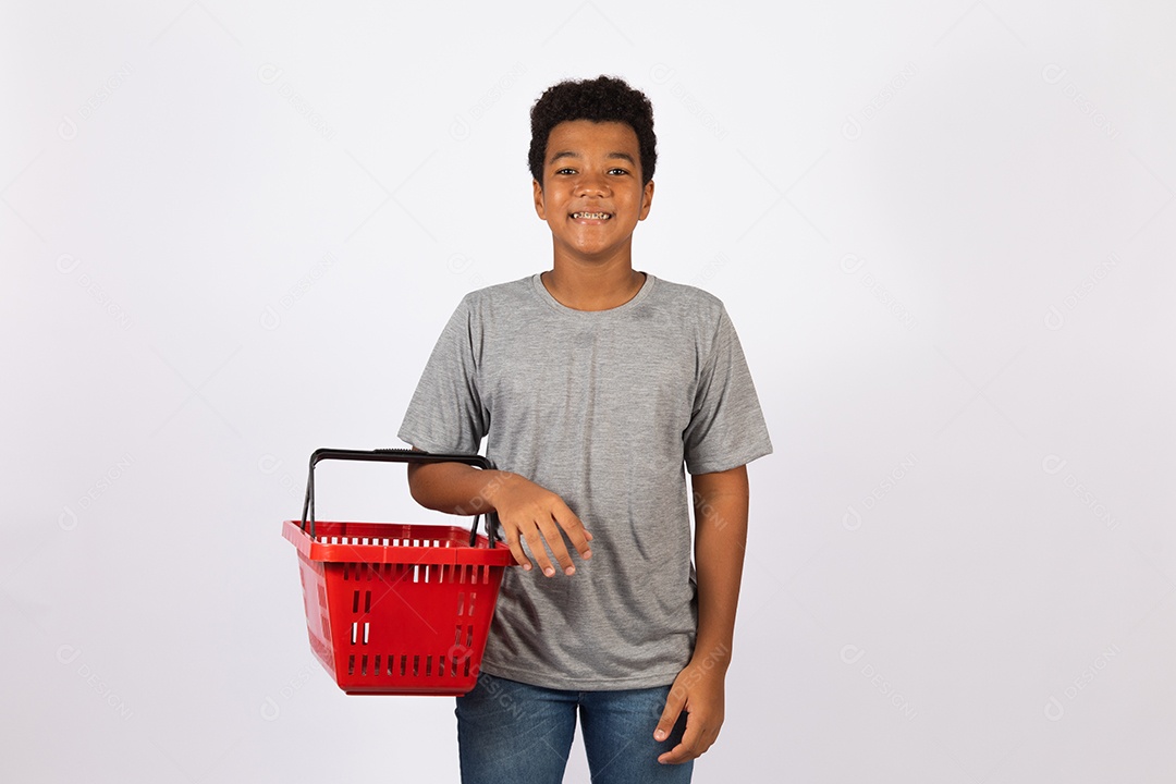 Menino jovem segurando cesta de mercado supermercado sobre fundo isolado