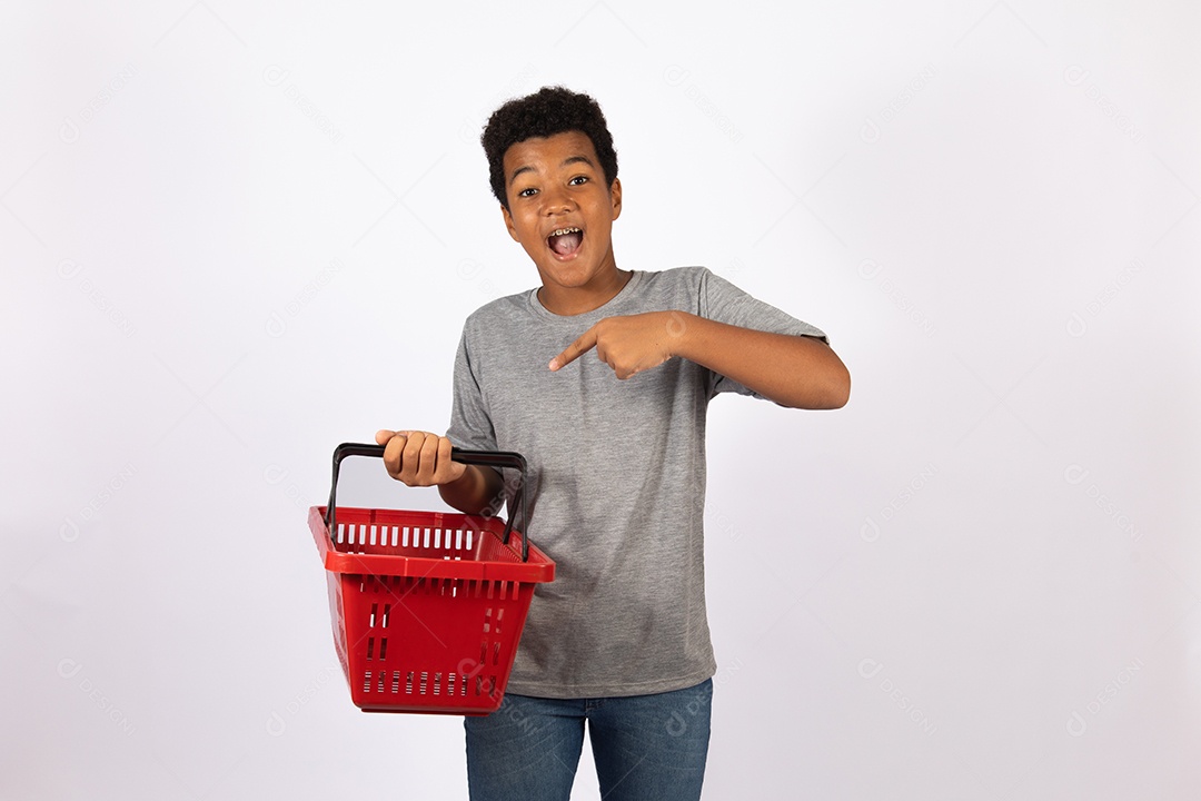 Menino jovem segurando cesta de mercado supermercado sobre fundo isolado
