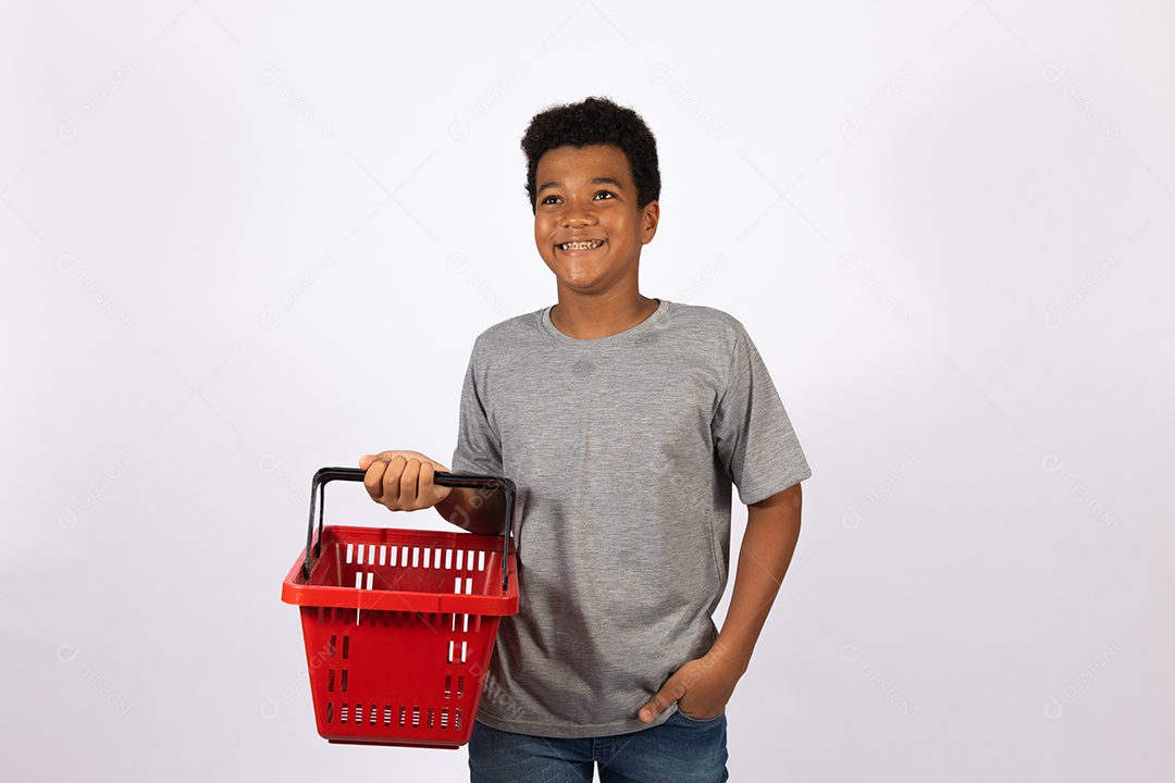 Menino jovem segurando cesta de mercado supermercado sobre fundo isolado
