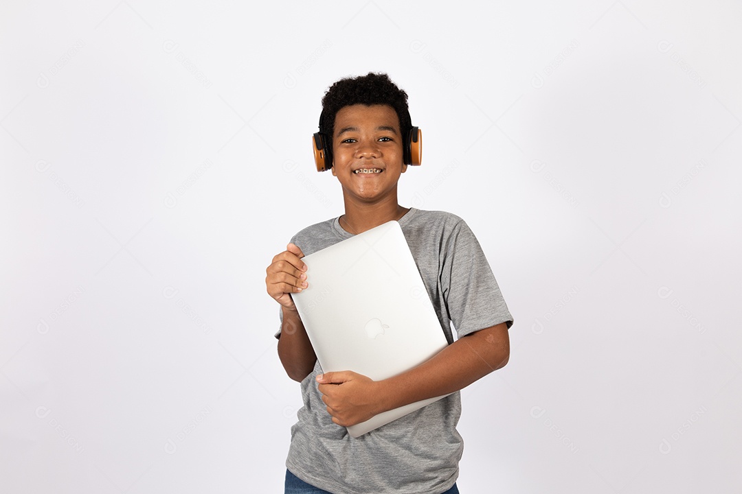 Menino jovem usando fones de ouvido ouvindo música sobre fundo isolado