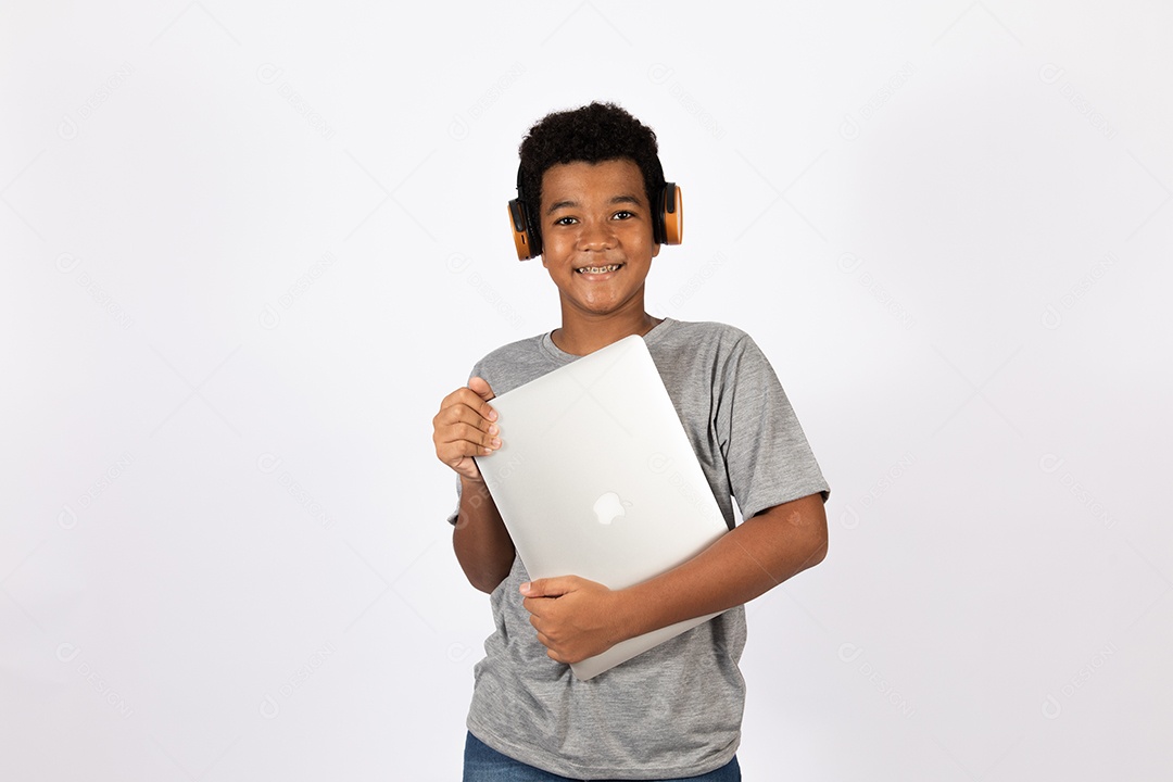 Menino jovem usando fones de ouvido ouvindo música sobre fundo isolado