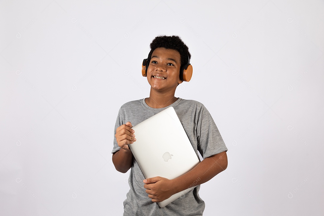 Menino jovem usando fones de ouvido ouvindo música sobre fundo isolado