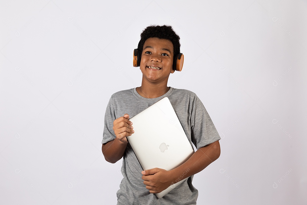Menino jovem usando fones de ouvido ouvindo música sobre fundo isolado