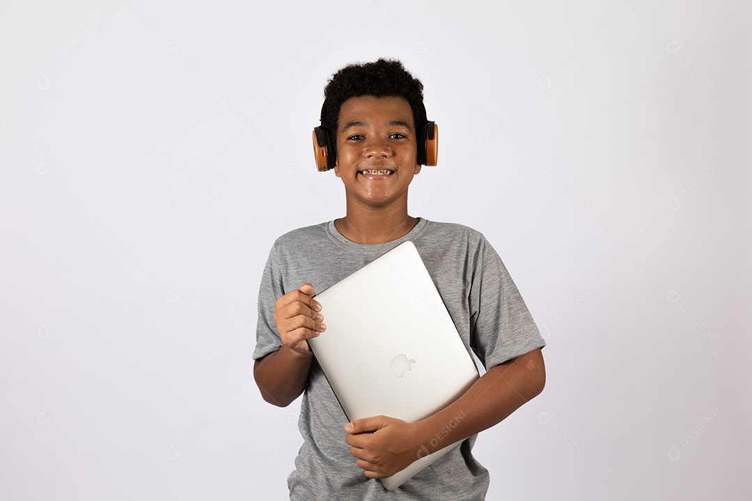 Menino jovem usando fones de ouvido ouvindo música sobre fundo isolado