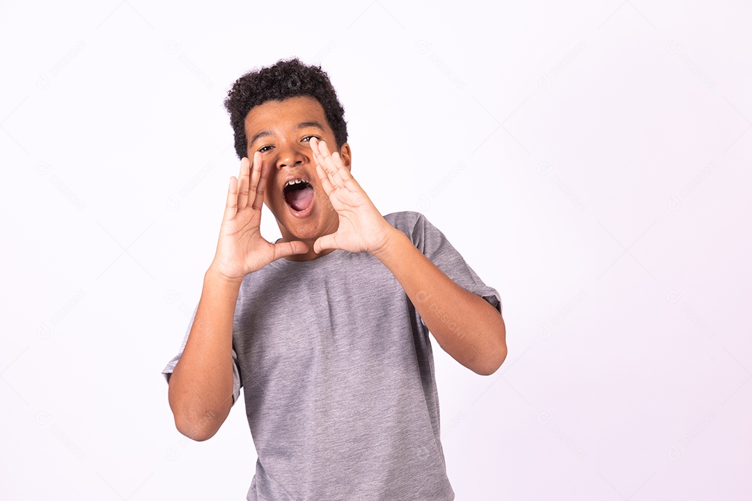 Menino jovem fazendo expressões gritando sobre fundo isolado