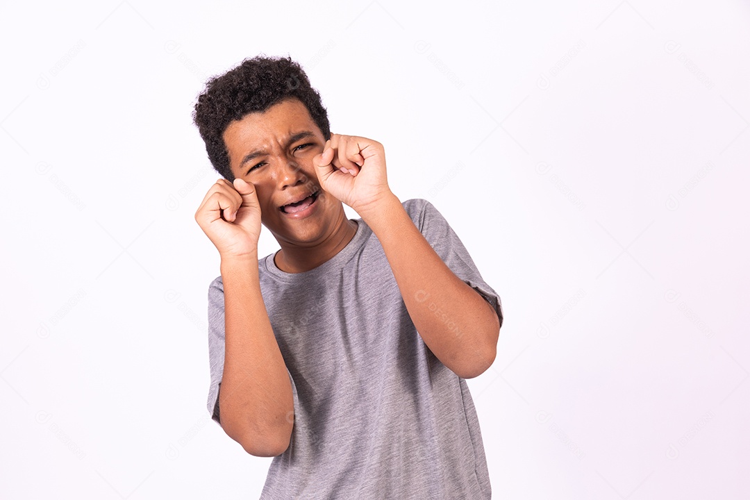Menino jovem fazendo gestos expressões de choro sobre fundo isolado