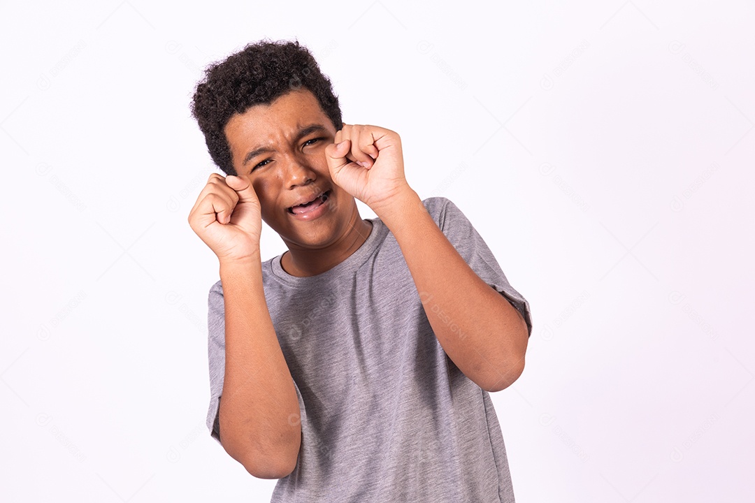 Menino jovem fazendo gestos expressões de choro sobre fundo isolado