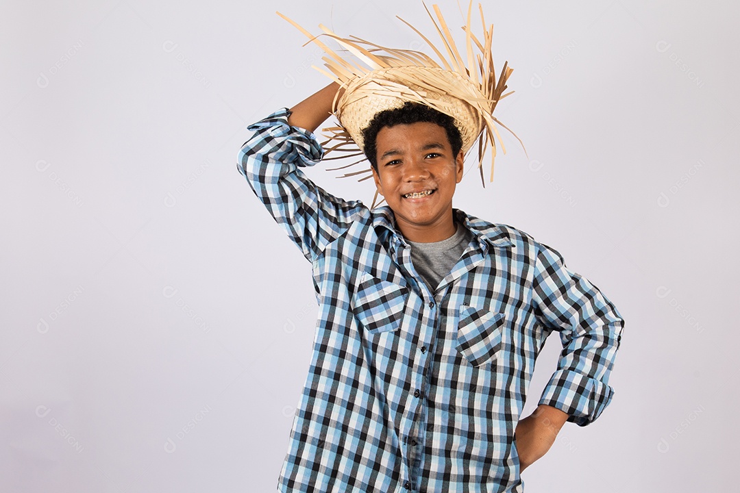 Menino jovem fantasiado celebrando festas juninas