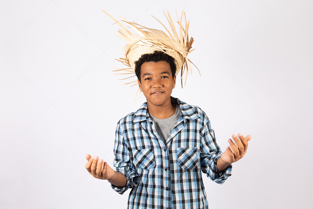 Menino jovem fantasiado celebrando festas juninas