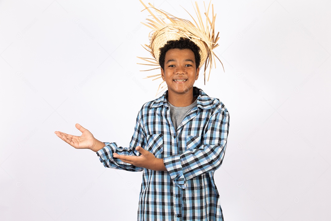 Menino jovem fantasiado celebrando festas juninas