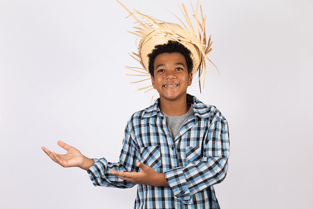 Menino jovem fantasiado celebrando festas juninas