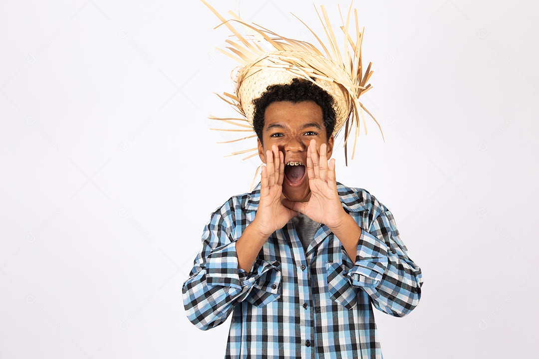 Menino jovem fantasiado celebrando festas juninas