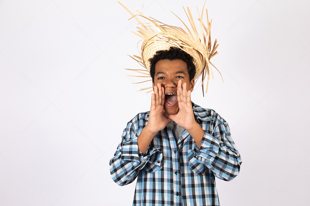 Menino jovem fantasiado celebrando festas juninas