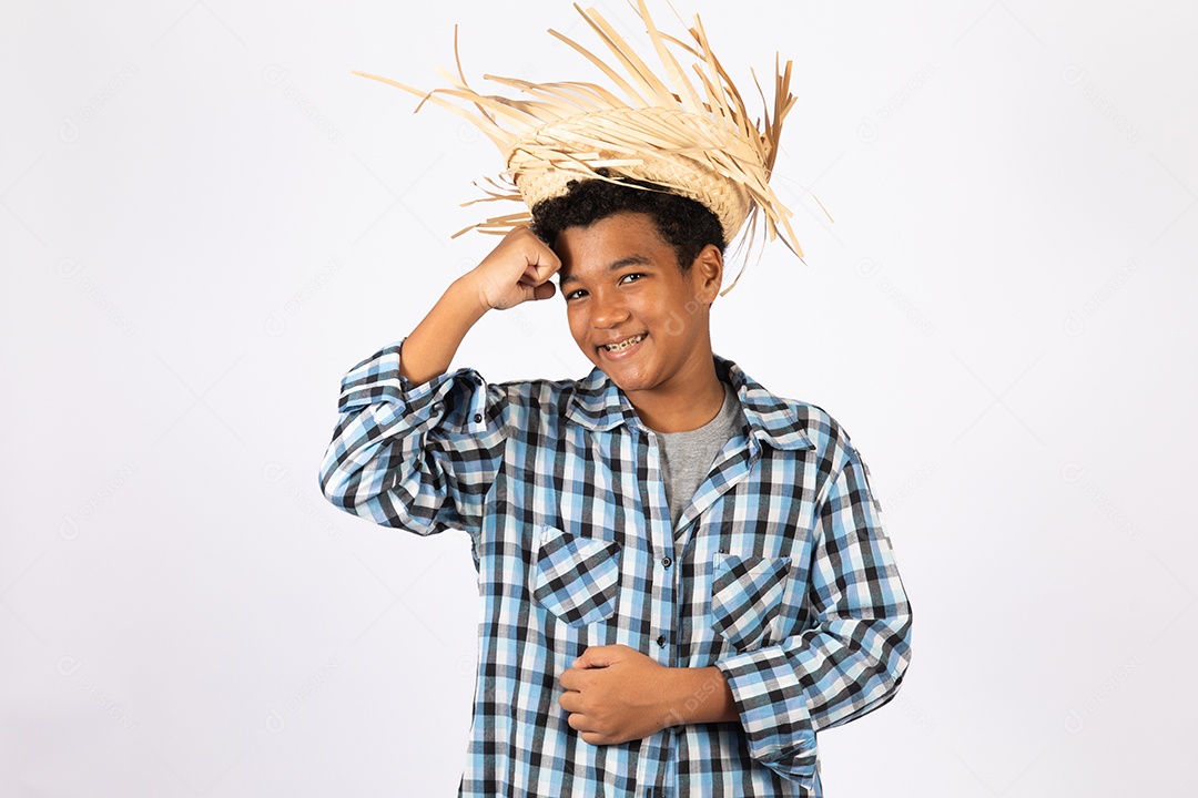 Menino jovem fantasiado celebrando festas juninas