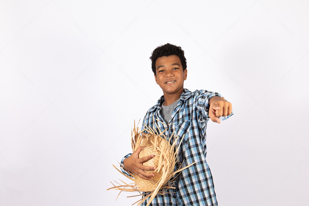 Menino jovem fantasiado celebrando festas juninas