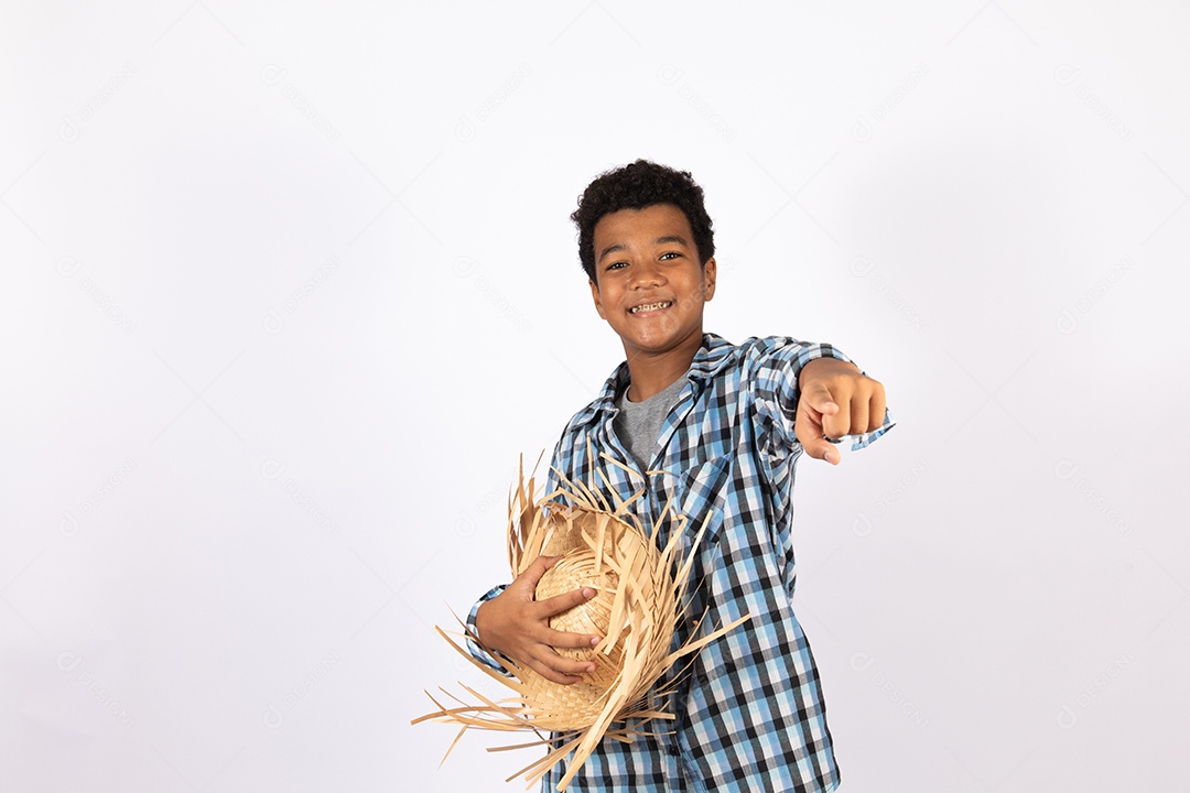 Menino jovem fantasiado celebrando festas juninas