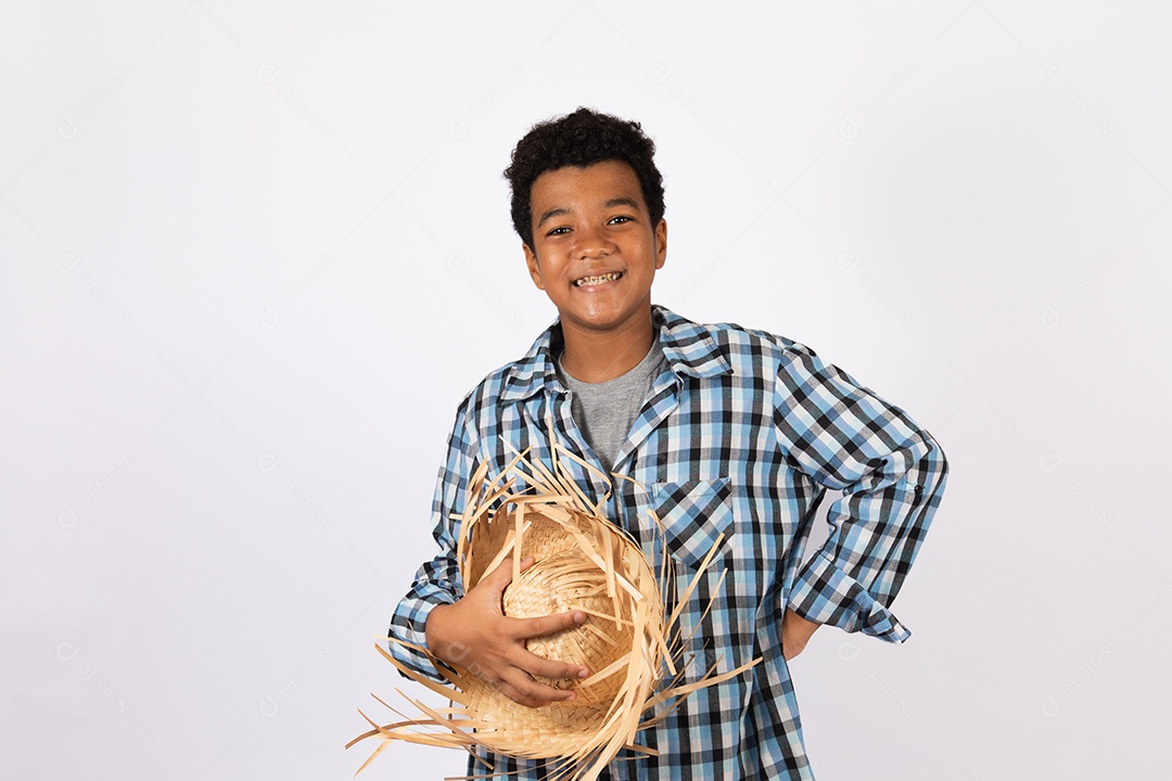 Menino jovem fantasiado celebrando festas juninas