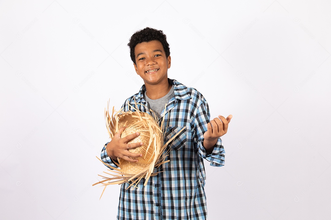 Menino jovem fantasiado celebrando festas juninas