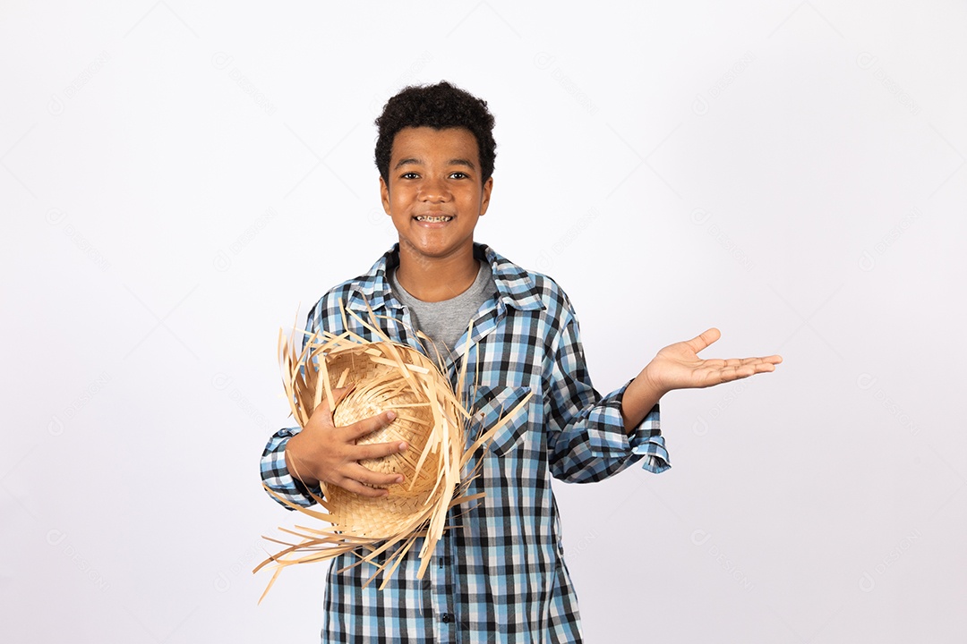 Menino jovem fantasiado celebrando festas juninas