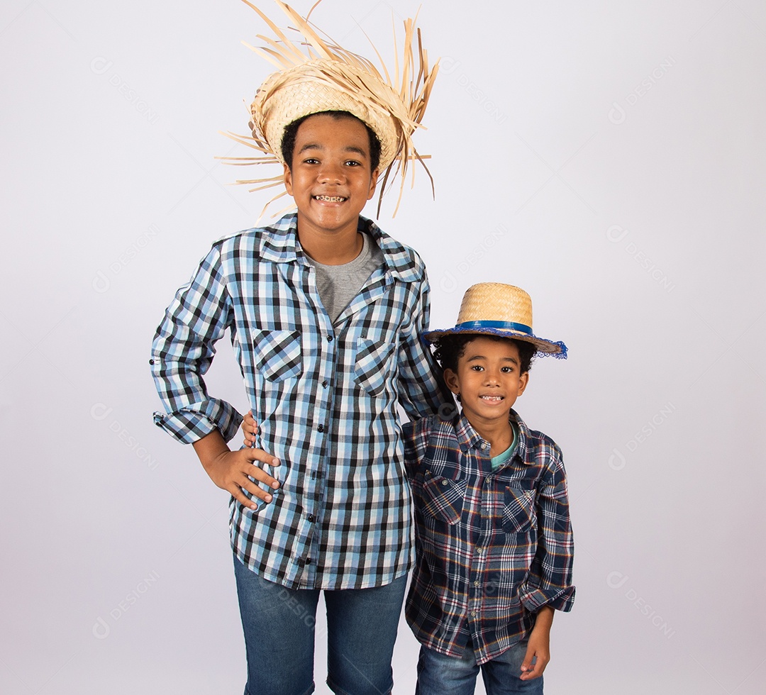 Meninos jovens fantasiados celebrando festas juninas