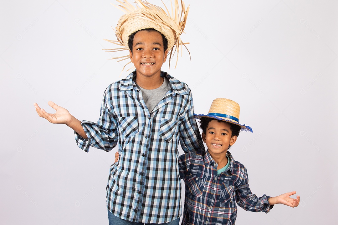 Meninos jovens fantasiados celebrando festas juninas