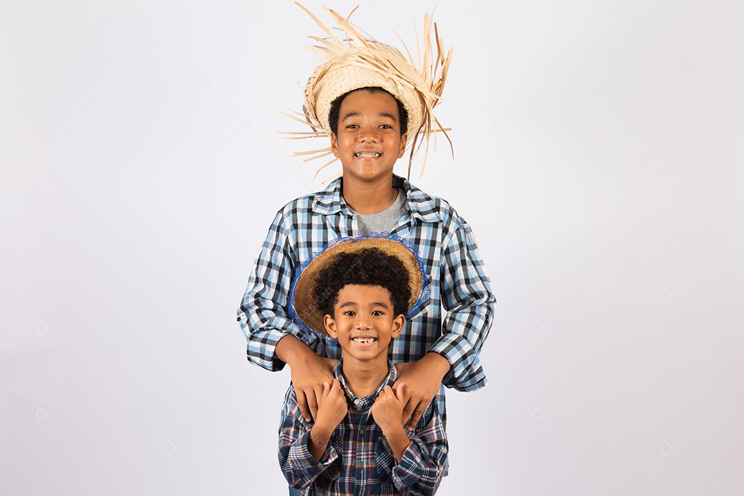 Meninos jovens fantasiados celebrando festas juninas