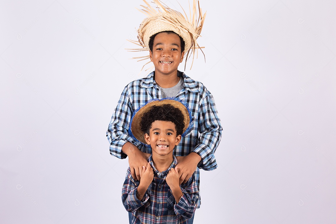 Meninos jovens fantasiados celebrando festas juninas