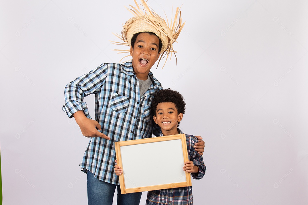 Meninos jovens fantasiados celebrando festas juninas