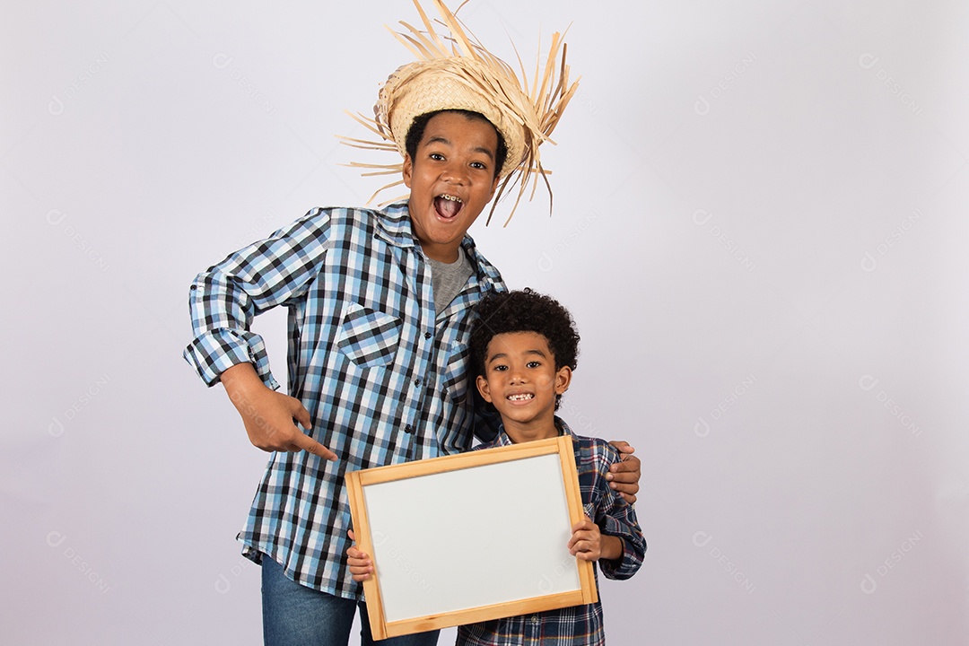 Meninos jovens fantasiados celebrando festas juninas