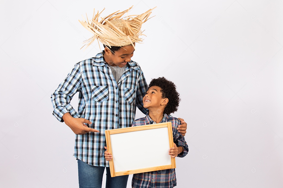 Menino jovem fantasiado celebrando festas juninas