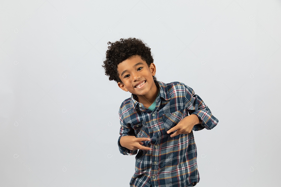 Menino jovem fantasiado celebrando festas juninas