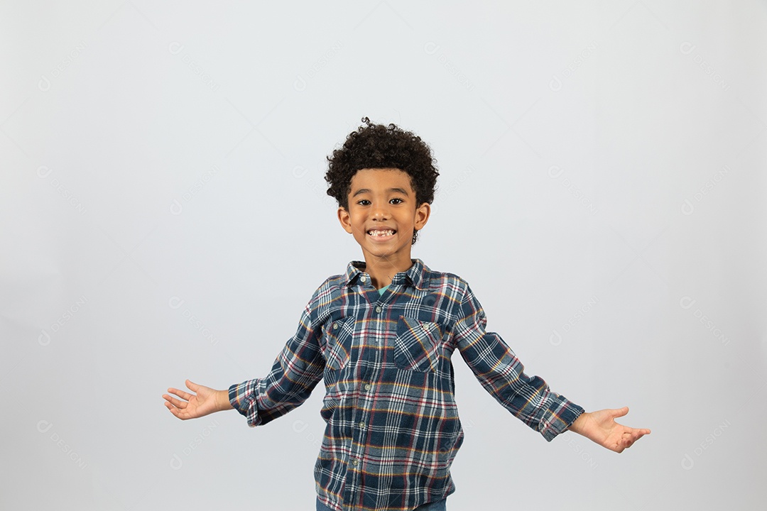 Menino jovem fantasiado celebrando festas juninas