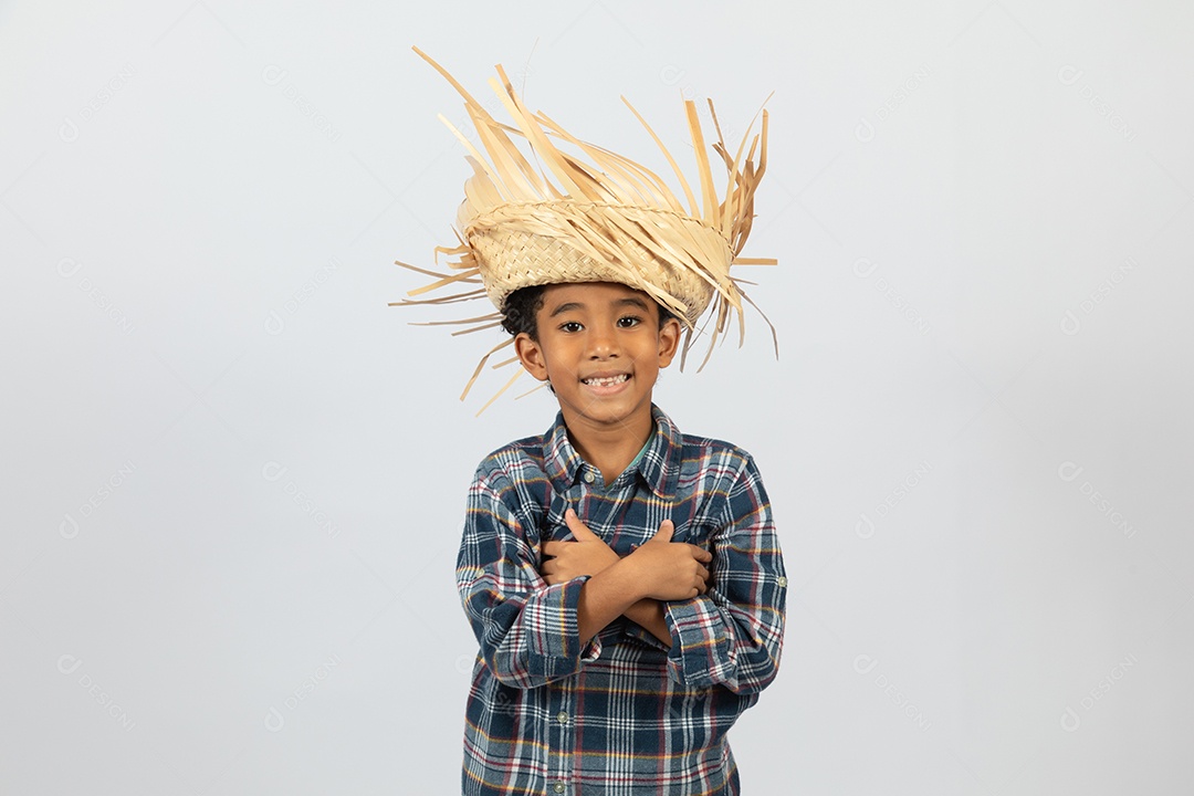 Menino jovem fantasiado celebrando festas juninas