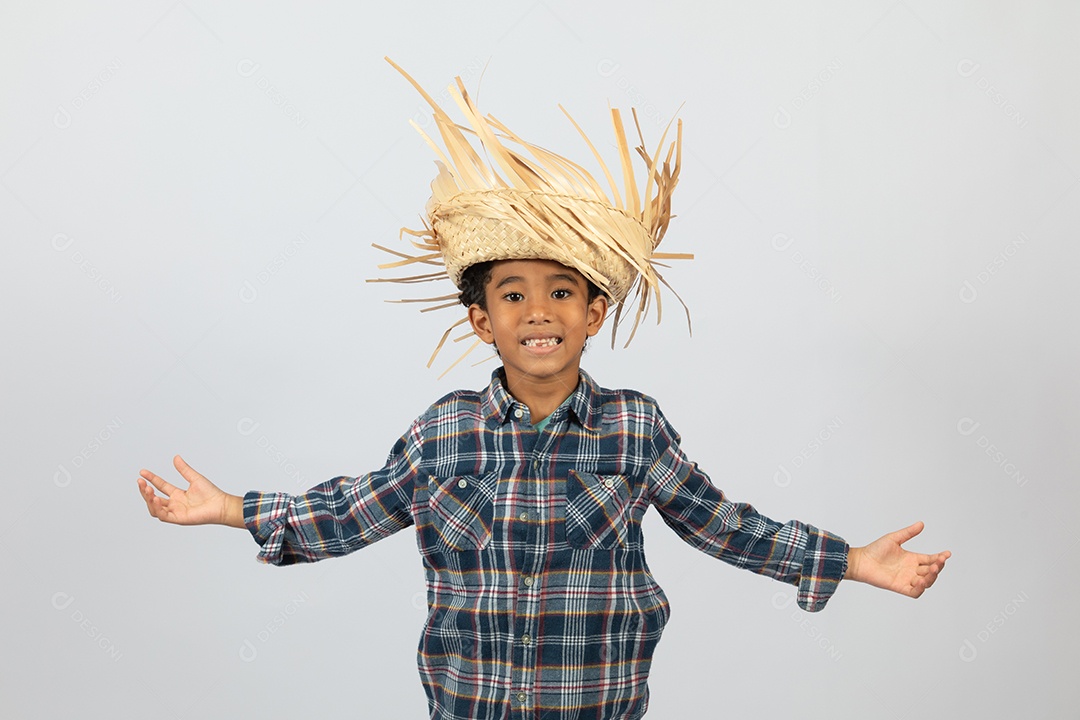 Menino jovem fantasiado celebrando festas juninas
