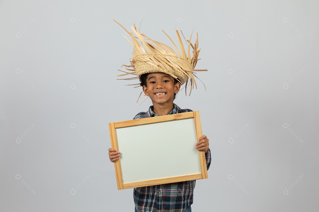 Menino jovem fantasiado celebrando festas juninas