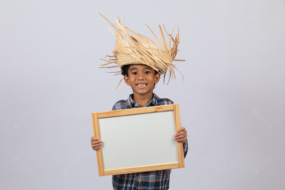 Menino jovem fantasiado celebrando festas juninas