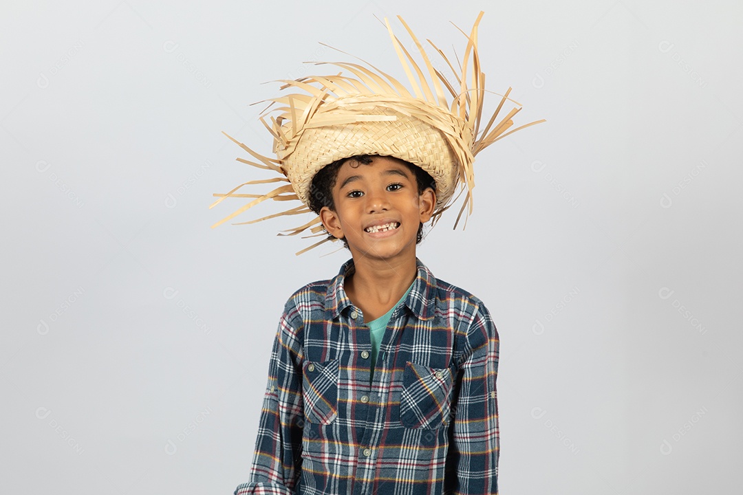 Menino jovem fantasiado celebrando festas juninas