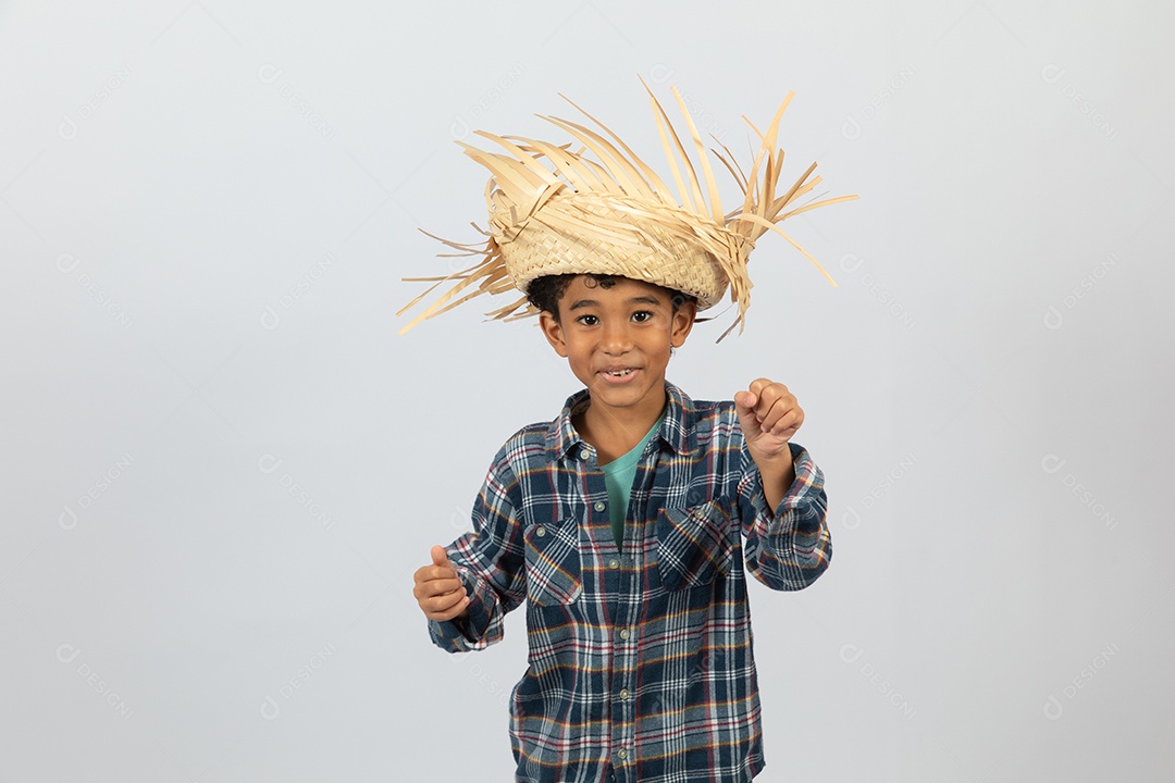 Menino jovem fantasiado celebrando festas juninas